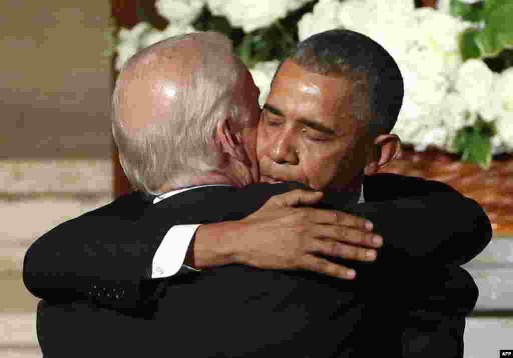 Barack Obama egykori amerikai elnök átöleli Joe Bident fia, Beau Biden temetésén 2015-ben.