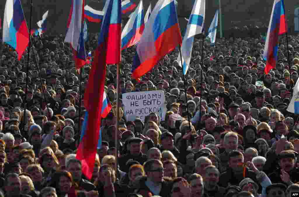 На медали "За возвращение Крыма", которую учредило Министерство обороны России, стоит дата 20 февраля. Именно этот день как в России, так и на Украине считается датой принятия решения об аннексии Крыма. Первым этапом этой операции стал митинг в Севастополе 23 февраля, на котором якобы митингующими было принято решение не выполнять распоряжения Верховной рады после бегства из страны президента Виктора Януковича и создать отряды самообороны. Здесь же было зачитано обращение с призывами к президенту России ввести миротворческий контингент в Крым.
