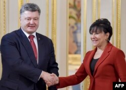 П'ятий президент України Петро Порошенко і тогочасна міністр торгівлі США Пенні Пріцкер. 26 жовтня 2015 року