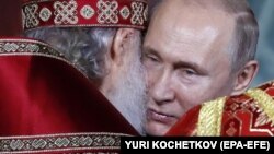 Владимир Путин и патриарх Кирилл поздравляют друг друга с Пасхой в апреле 2019 года
