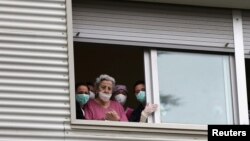 Štićenica i radnici staračkog doma gledaju kroz prozor, Barselona, 1. april