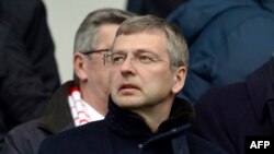Дмитрий Рыболовлев на футбольном матче между Сент-Этьен и Монако на стадионе «Джеффрой Гишард» , 1 марта 2014 года
