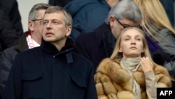 Dmitri Rybolovlev futbol oyununu izləyir, yanındakı qadının kimliyi bilinmir