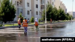 Türkmenabat şäherinde jemagat hojalygy edaralarynyň işgärleri köpçülikleýin ýagdaýda arassaçylyk işlerini geçirýär.