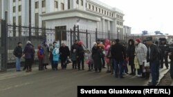 Astana residents blocked the road outside the Prosecutor General's Office in Astana on April 11. 
