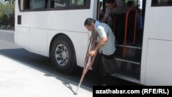 Jemgyýetçilik transportynda maýyplar üçin hiç hili ýörite şertler göz öňünde tutulmandyr.