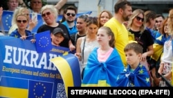 Акция возле здания Европейского совета перед саммитом лидеров Евросоюза, на котором было принято решение о предоставлении Украине статуса кандидата на вступление в ЕС. Брюссель, 23 июня 2022 года