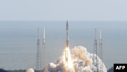 "Curiosity" sets off for its eight-month journey from Cape Canaveral.