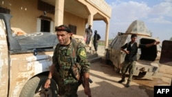 AQSh IDga qarshi kurashda quvvatlayotgan mahalliy kurd va arab jangchilari Suriyaning Manbij shahrida