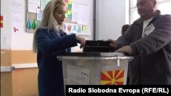 Жителка на Теарце гласа на избирачкото место 2011, каде имаше прегласување. 