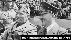 Фашистський диктатор Італії (дуче Великої Італії) Беніто Муссоліні та райхсканцлер Німеччини Адольф Гітлер. Мюнхен, червень 1940 року