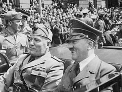 Фашистський диктатор Італії (дуче Великої Італії) Беніто Муссоліні та райхсканцлер Німеччини Адольф Гітлер. Мюнхен, червень 1940 року