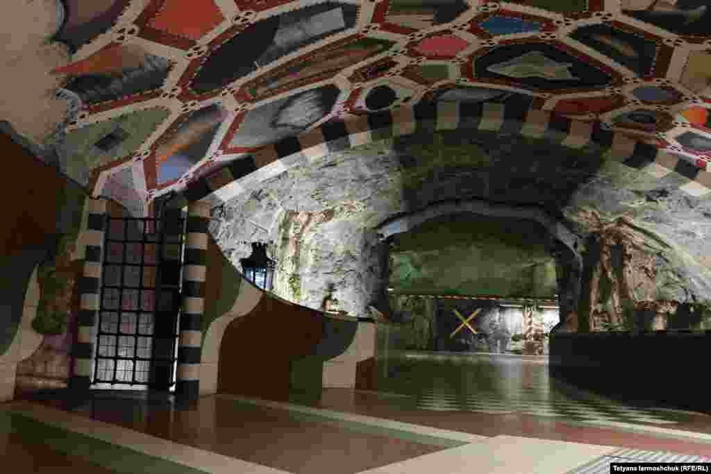 Так выглядит станция метро Kungstradgarden («Королевский сад»), расположенная на глубине 34 метра. В 1970 году, когда станцию начали строить, местные жители вышли с протестом против уничтожения старого парка, где росли многолетние вязы. Станцию открыли в 1977 году, вход в нее был перенесен от первоначальной точки, значившейся в проекте. Художник Ульрик Самуэльсон при оформлении станции использовал образ подземного сада. 