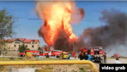 На кадре из видео очевидца виден столб пламени, поднимающийся на месте предполагаемого пожара на автомобильной газозаправочной станции. Шымкент, 7 июня 2019 года.