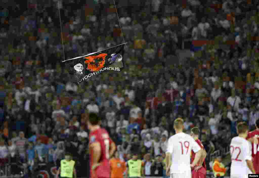 Коли дрон наблизився до футбольного поля, стало зрозуміло, що на ньому висить емблема &laquo;Велика Албанія&raquo;, яку використовують і в Косово 