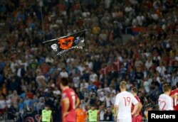 Flamuri i lëshuar me dron gjatë ndeshjes midis Serbisë dhe Shqipërisë të zhvilluar në Beograd më 14 tetor 2014.