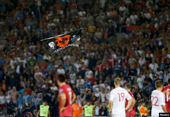 Flamuri i lëshuar me dron gjatë ndeshjes midis Serbisë dhe Shqipërisë të zhvilluar në Beograd më 14 tetor 2014.