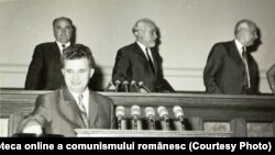 Nicolae Ceauşescu votând în Marea Adunare Naţională.(20 iunie 1968) Fototeca online a comunismului românesc; cota 143/1968