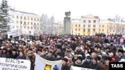 On February 15, protesters rallied against job cuts and worsening living standards in Pikalyovo.