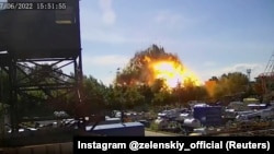 Момент влучення російської ракети по торговельно-розважальному центрі в Кременчуку на Полтавщині, 27 червня 2022 року, ілюстративний кадр із відео