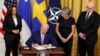 Joe Biden pored potpredsjednice SAD-a Kamale Harris (lijevo), švedske ambasadorice u SAD-u Karin Olofsdotter (druga zdesna) i finskog ambasadora u Washingtonu Mikko Hautala potpisuje dokumente o ratifikaciji nordijskih zemalja za pridruživanje NATO-u u Washingtonu, 9. augusta.