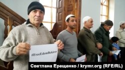 Крымские татары помолились за освобождение Бекирова (фоторепортаж) 