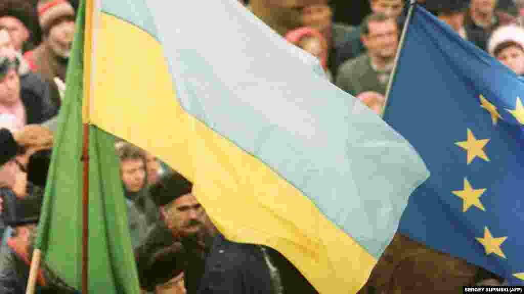 Egymás mellett az ukrán és az EU-s zászló egy függetlenségpárti tömeggyűlésen 1991-ben