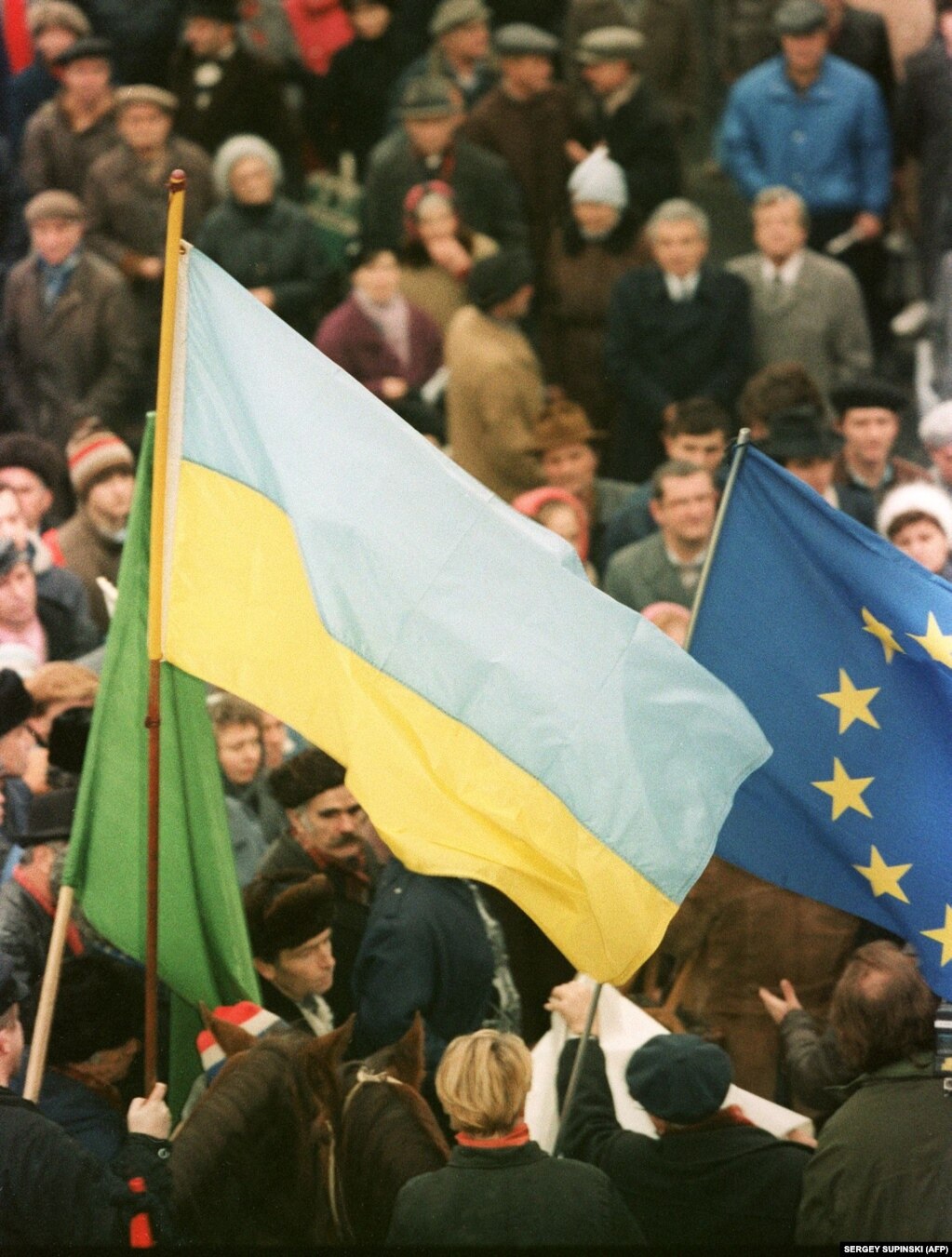 Flamuj ukrainas dhe evropianë gjatë një tubimi pro pavarësisë në Kiev.