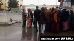 Aşgabatda arzan çörek dessine satylyp gutarýar