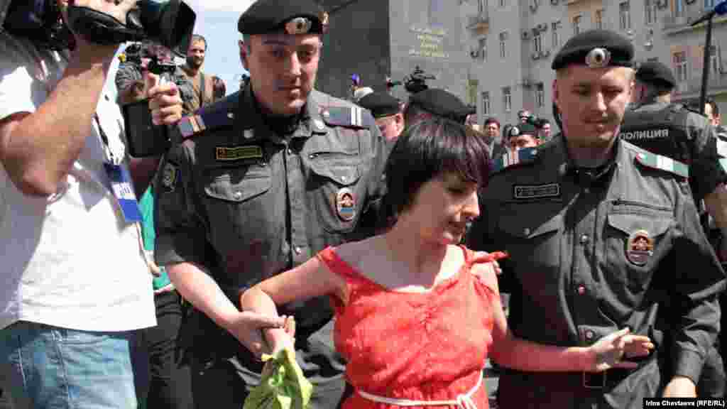 Задержание, учавствовавшей в акции, журналистки &quot;Новой Газеты&quot; Елены Костюченко