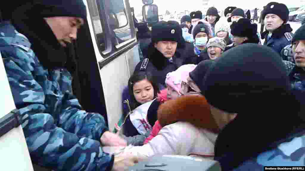 6 марта полиция в Астане задержала несколько десятков жильцов комплекса «Махаббат», большинство из которых дети школьного возраста. Более 30 человек пришли к медиацентру, где расположены редакции некоторых казахстанских СМИ, чтобы обратить внимание на проблему их выселения из квартир, которые снимают в комплексе «Махаббат». На несколько минут они раскрыли плакаты с надписями: «Без дома нет родины», «Не оставляйте людей без жилья». Потом полицейские затолкали их в два автобуса и увезли в отделение полиции. Видеосюжет о задержании женщин и детей вызвал возмущение среди пользователей социальных сетей.