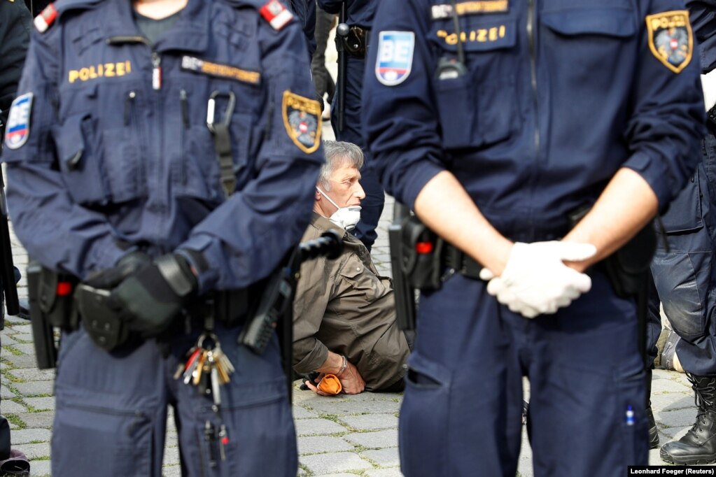Një burrë i moshuar, i veshur me një maskë në fytyrë, arrestohet nga policia austriake në Vjenë gjatë një proteste kundër masave antikoronavirus të marra nga qeveria.