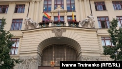 Радужный флаг на здании пражской мэрии. Снимок от 5 августа 2019 года