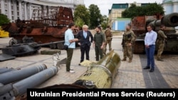 Борис Джонсон и Владимир Зеленский на выставке уничтоженного российского оружия, Киев, июнь 2022 г.