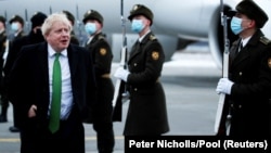 Premierul britanic Boris Johnson sosind pe aeroportul din Kiev, 1 februarie, 2022.