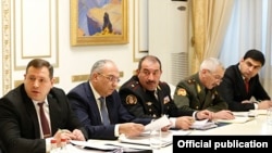 17 თებერვალს პრემიერ-მინისტრ ნიკოლ ფაშინიანთან გამართული თათბირი. მარჯვნიდან მეორე: გენერალი ალექსან ალექსანიანი.