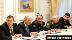 Armenia -- Generals Artur Baghdasarian (C) and Aleksan Aleksanian (second from right) at a meeting with Prime Minister Nikol Pashinian, Yerevan, February 17, 2020.