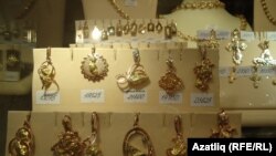 One Azerbaijani gold trader says her sales have decreased by 75-80 percent .