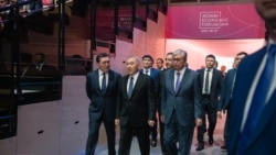 Президент Казахстана Касым-Жомарт Токаев (справа) и его предшественник Нурсултан Назарбаев на Астанинском экономическом форуме. Нур-Султан, 16 мая 2019 года.