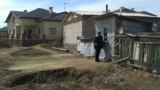 Дом жительницы Астаны Гульмиры Сындаровой по соседству с коттеджем. Апрель 2014 года.