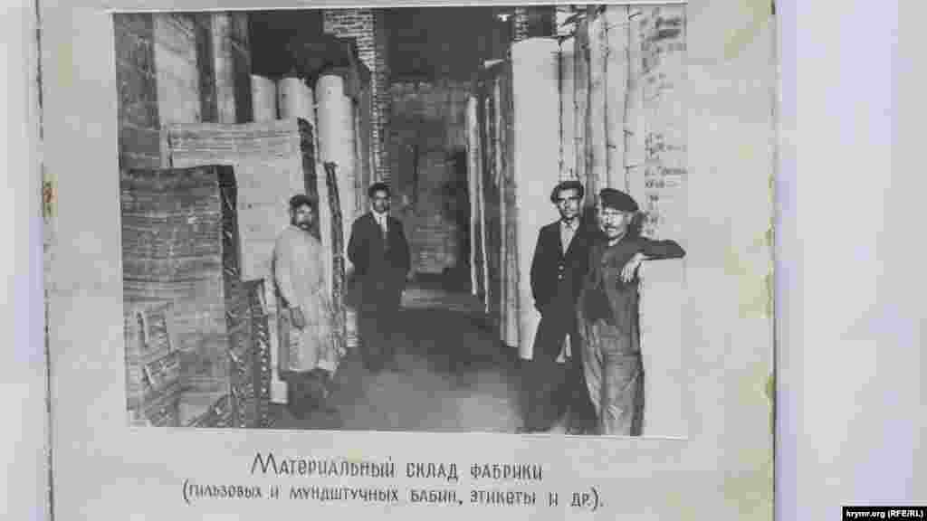 У самому Криму було близько десяти тютюнових фабрик. Три з них розташовувалися у Феодосії. Перша і найвідоміша була заснована караїмом, купцем Веніаміном Стамболі в 1861 році