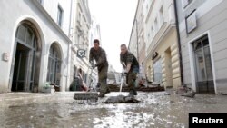 Curăţenie după inundaţii la Passau, Germania