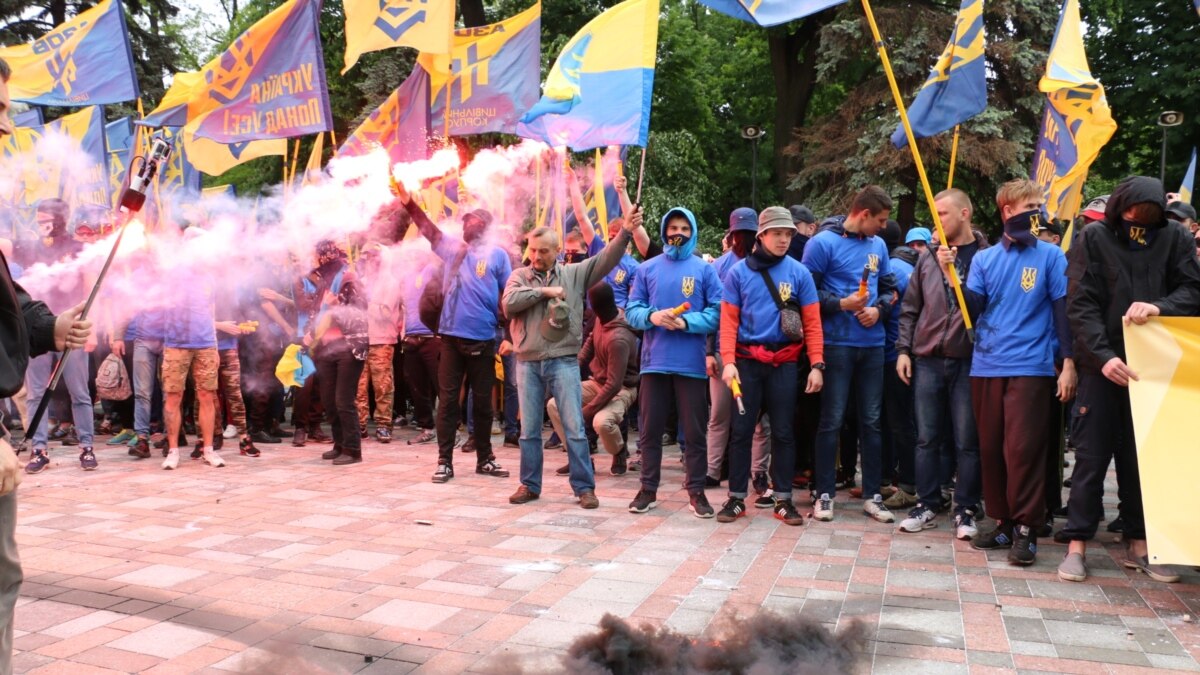 В Киеве протестуют против возможных выборов в Донбассе