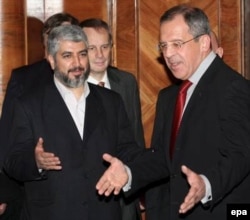 Ministrul rus de externe Serghei Lavrov (dreapta) poartă discuții cu liderul Hamas Khaled Mashal la Moscova în martie 2006.