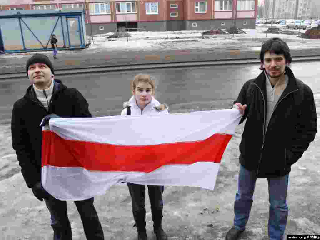 Supporters of the former Belarusian candidate Uladzimer Nyaklyaeu read poems under his window where he is under house arrest.