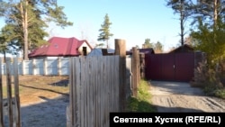 Дом с красной крышей, принадлежащий депутату Красноярского горсовета