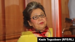 Бывшая судья Кульпаш Утемисова сидит на скамье подсудимых в ходе рассмотрения ее жалобы. Алматы, 4 июля 2014 года. 