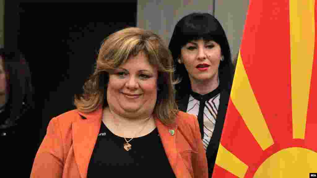 МАКЕДОНИЈА - Сите документи од предметот Империја се сочувани, потврди обвинителката од Специјалното јавно обвинителство, Лиле Стефанова, по информацијата објавена во некои медиуми дека дел од документите собирани како докази за три предмети, биле поплавени. Од СЈО велат дека не се работи за поплава, туку за прскање на една цевка од парно греење во сутеренски простори, а не во подрум.