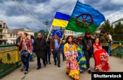 Учасники святкування Міжнародного дня ромів. Закарпаття, Ужгород, 7 квітня 2017 року