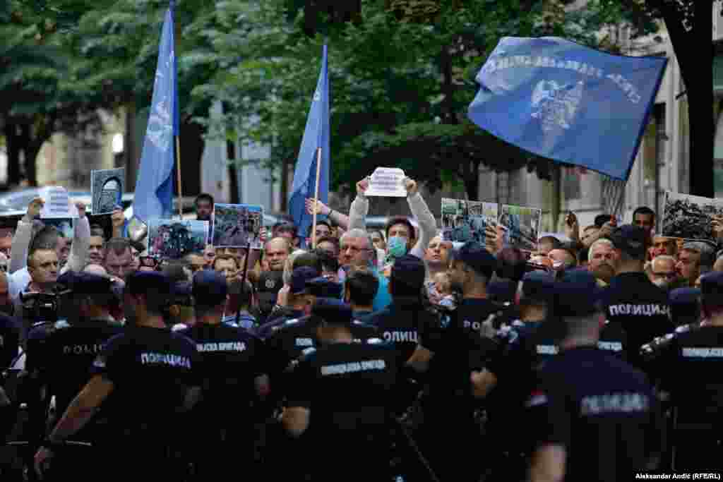 Vojislav Šešelj, lider SRS stiže na protest
